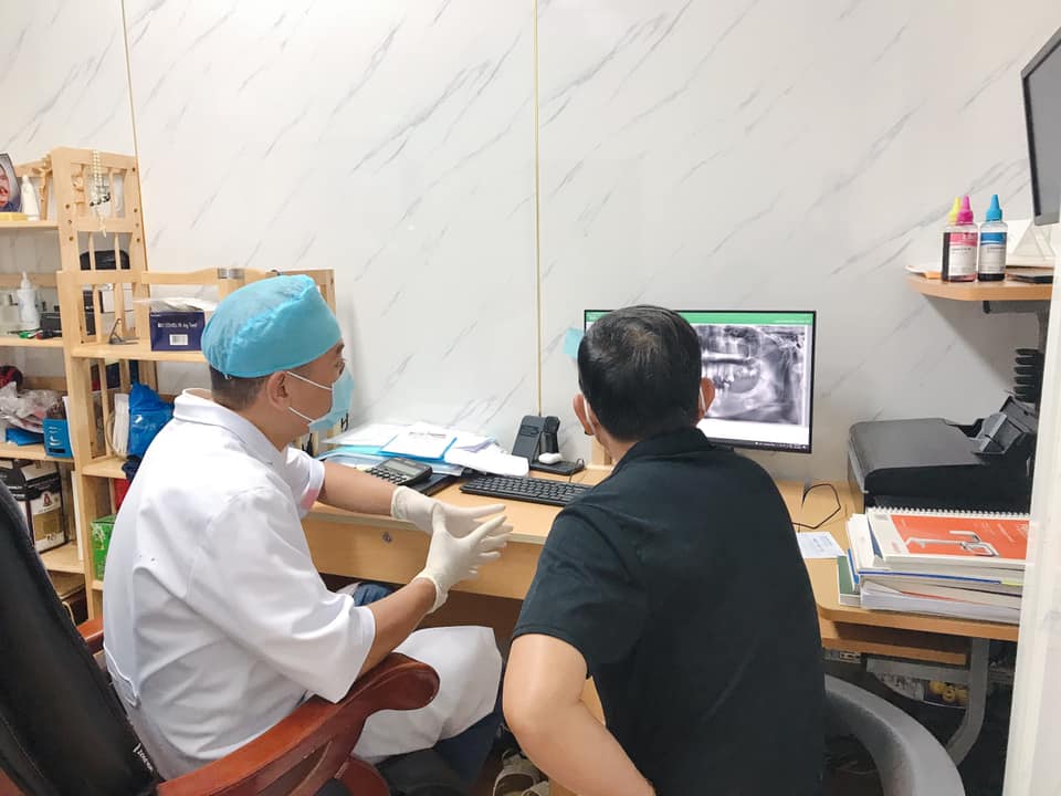 Bác Sĩ Tư Vấn Trồng Răng Implant tại Long Thành
